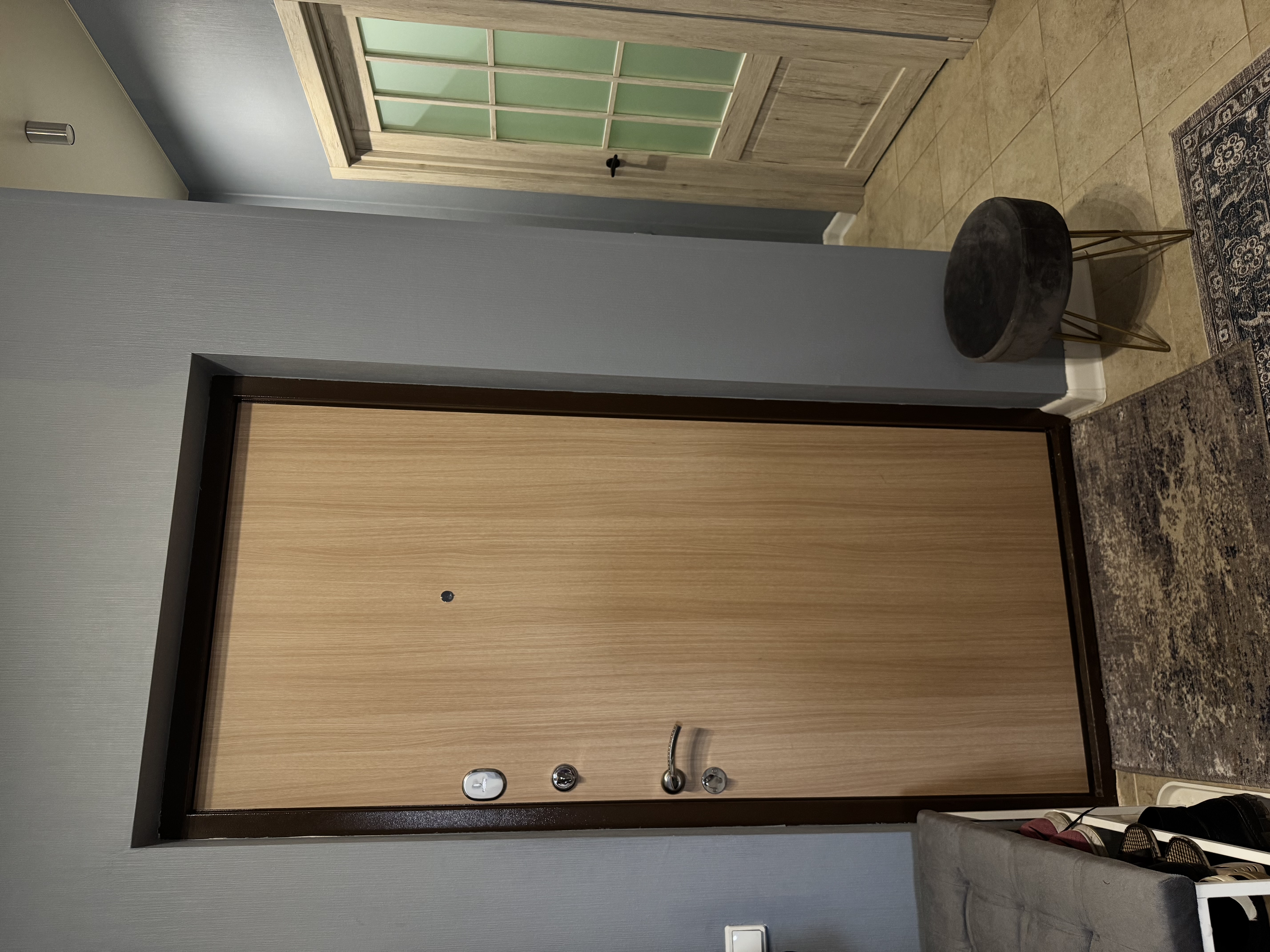 Как я обновила входную дверь в квартире