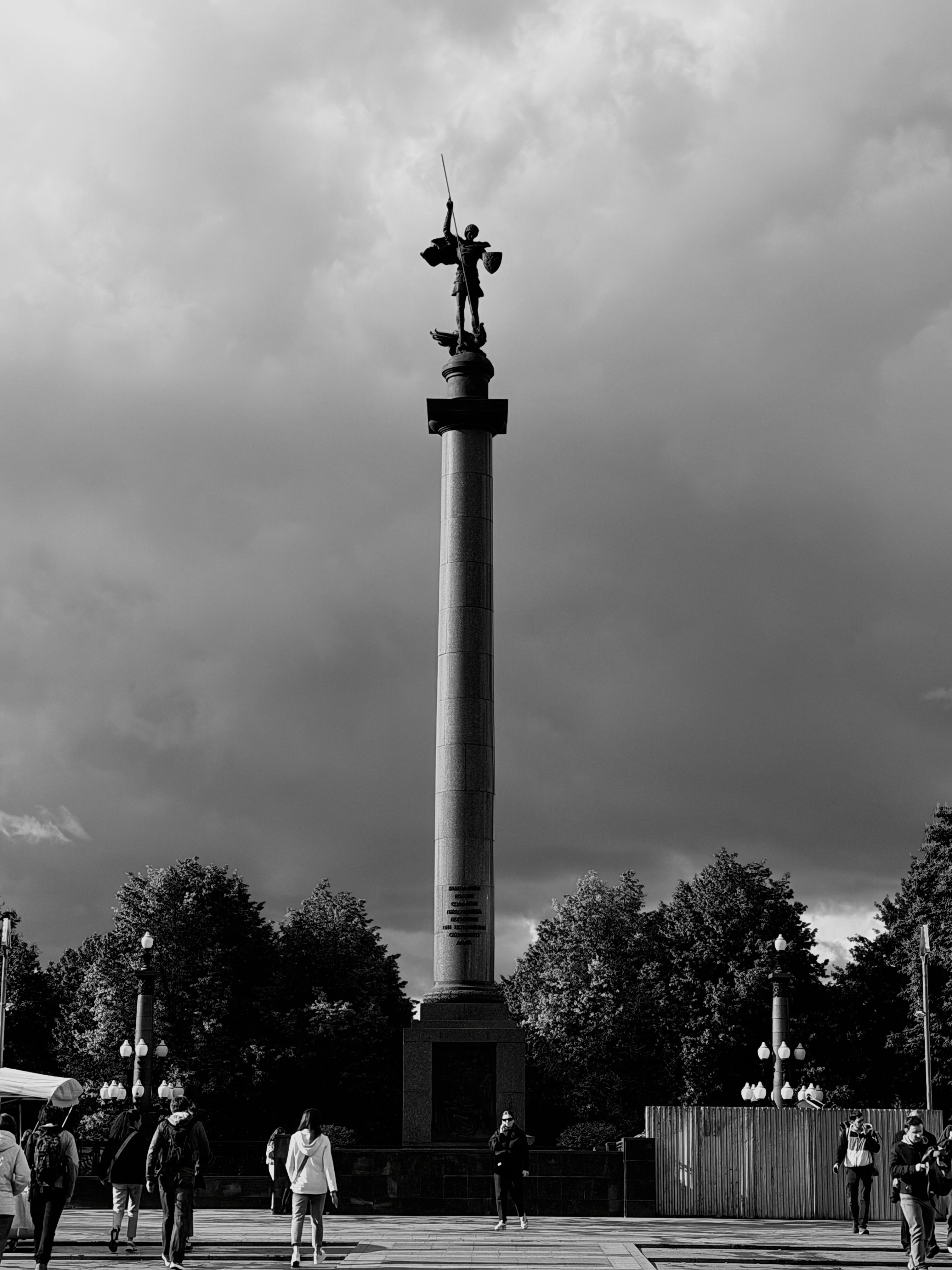 Съемка ч/б: памятник солдатам правопорядка