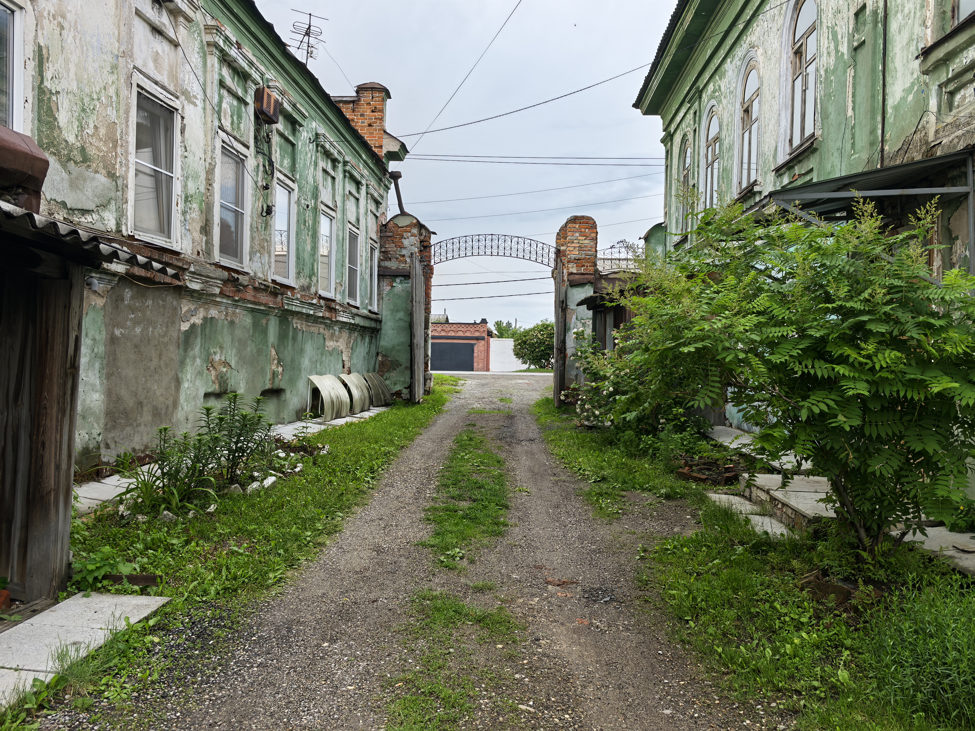 Мобильное фото: cтаринный жилой дом