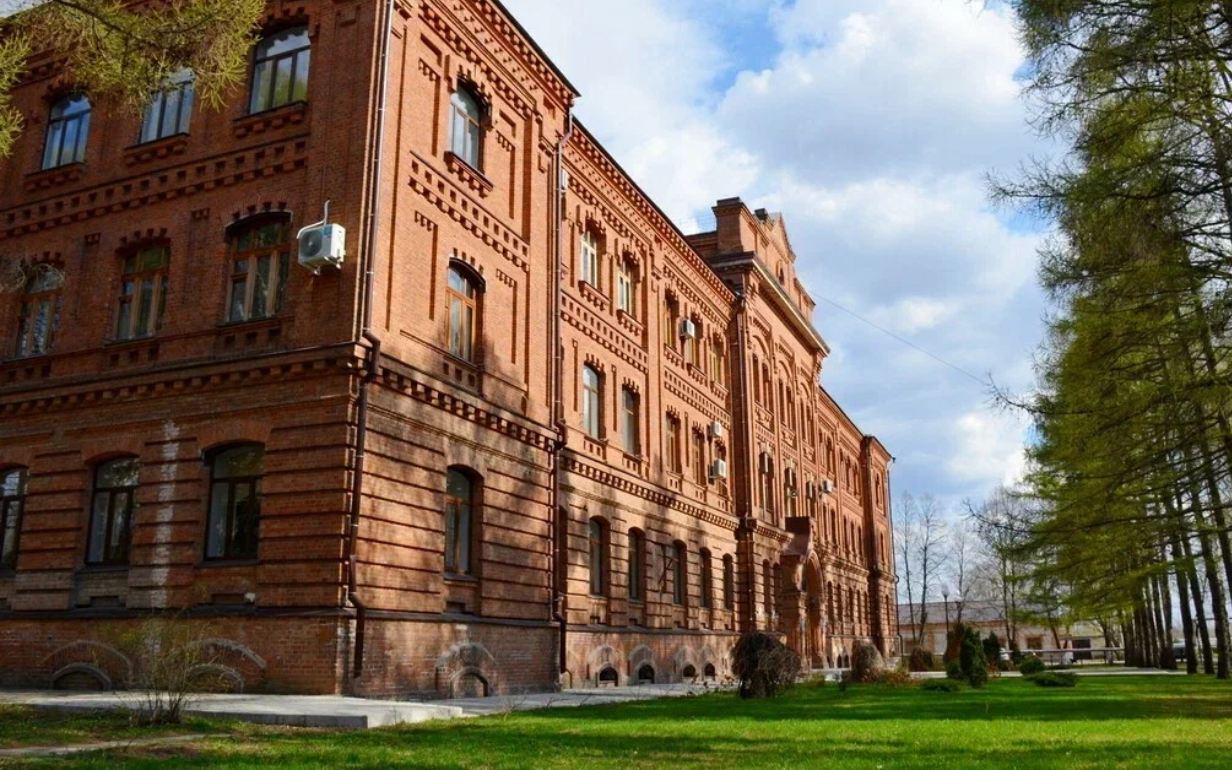 Прогуляемся по поселку, где размещен старейший ВУЗ страны