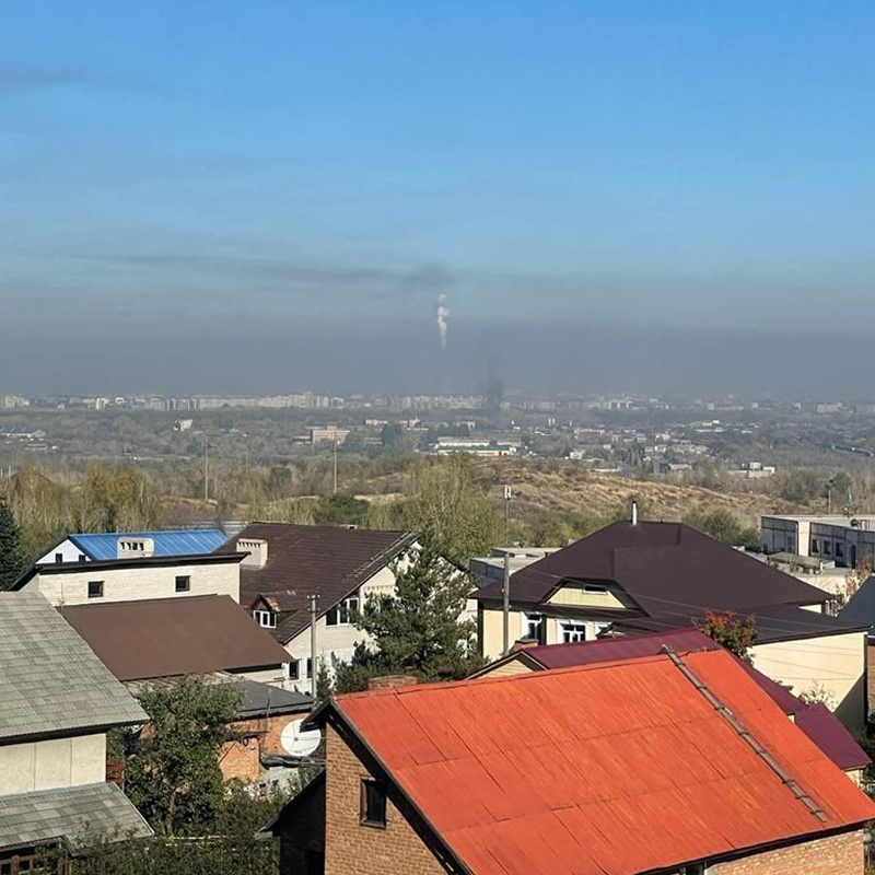Вид из поселка на город в безветренную погоду — видно смог