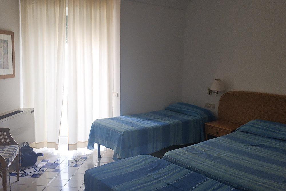 На итальянском острове Искья мы сняли четырехместный номер для троих в Grand Hotel Ischia Lido