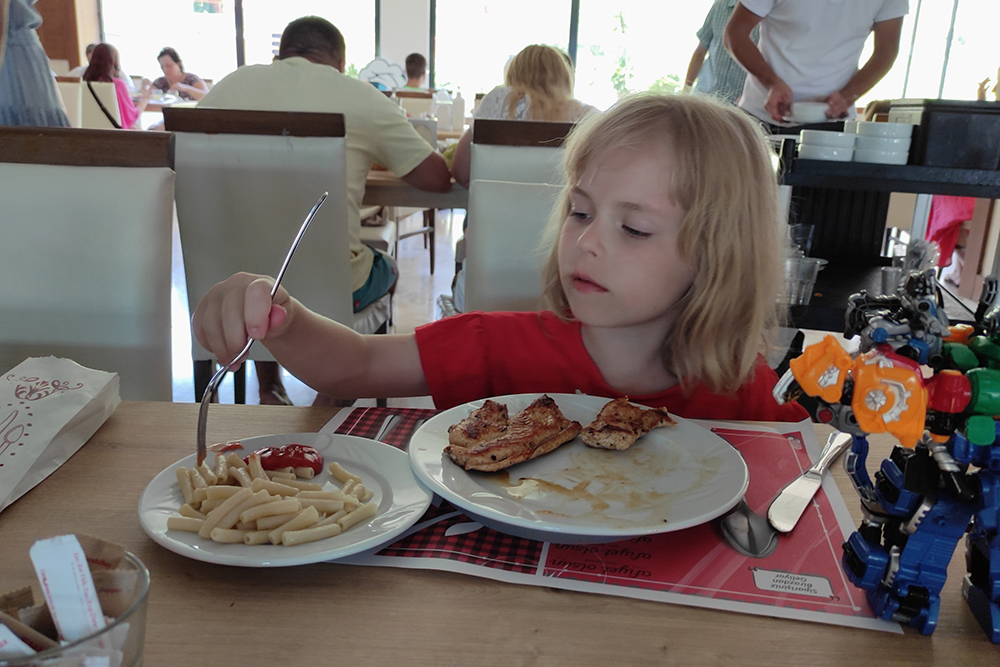 Любимые блюда младшей дочери в ресторане отеля Asdem Beach в Турции