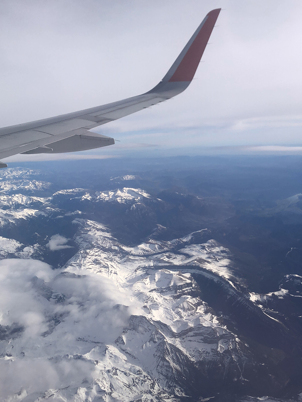 Таким видом на Пиренеи, красивым и величественным, провожала меня Испания в московскую зиму. Интересно, что самолет летел над Наваррой и теми местами, где я была на экскурсии, — кажется, я даже видела местные каньоны