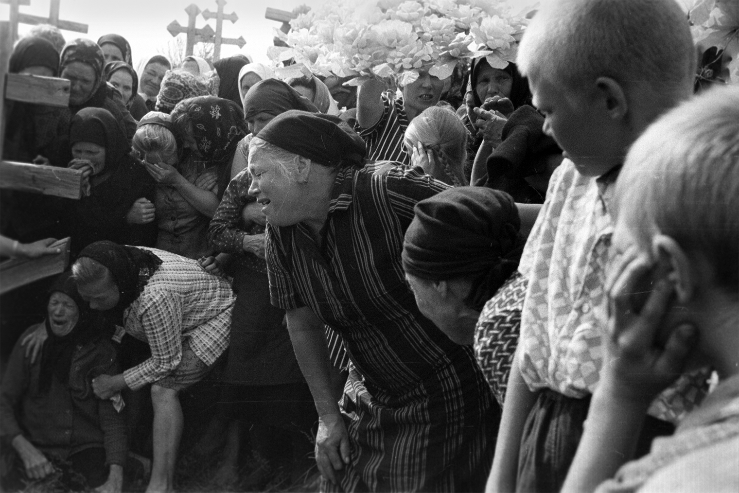 Оплакивание у могилы. Горьковская область, 1971 год. © Фотоархив Ю. А. Галева. АНО «Пропповский центр: гуманитарные исследования в области традиционной культуры», Санкт-Петербург
