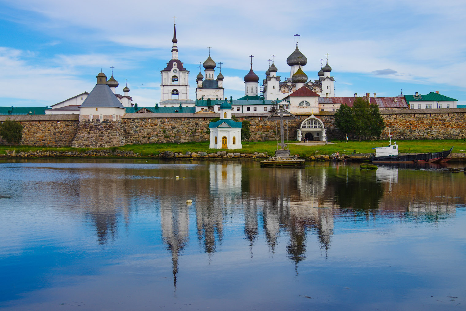 Когда подъезжаешь к острову по морю, Соловецкий монастырь вырастает на горизонте как сказочный город. Фотография: Natalia Sidorova / Shutterstock / FOTODOM