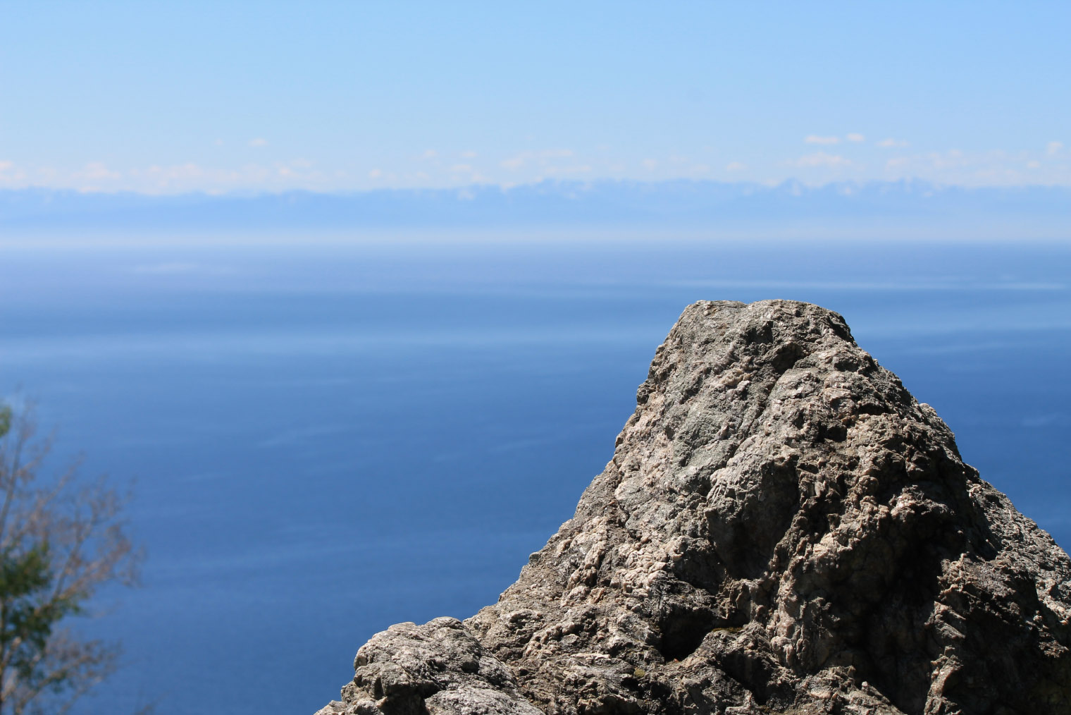 С камня Черского видны горы Восточные Саяны. Кажется, что они совсем близко, хотя до них около 45 километров
