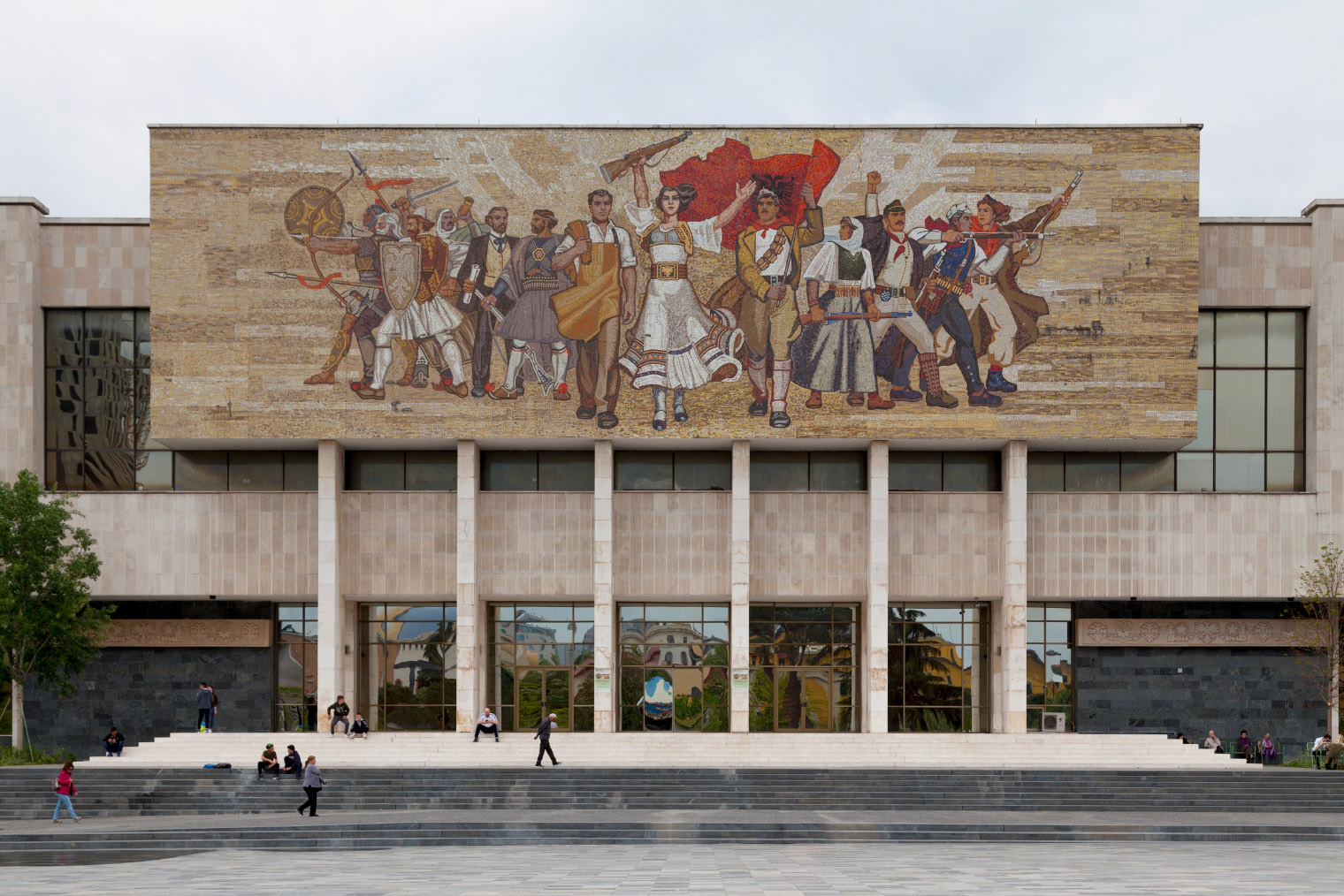 Здание Национального музея легко узнать по мозаике в стиле соцреализма. Фотография: BreizhAtao / Shutterstock / FOTODOM