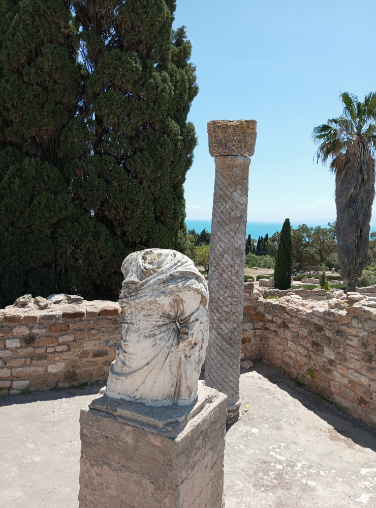 Поврежденная статуя на территории римской виллы