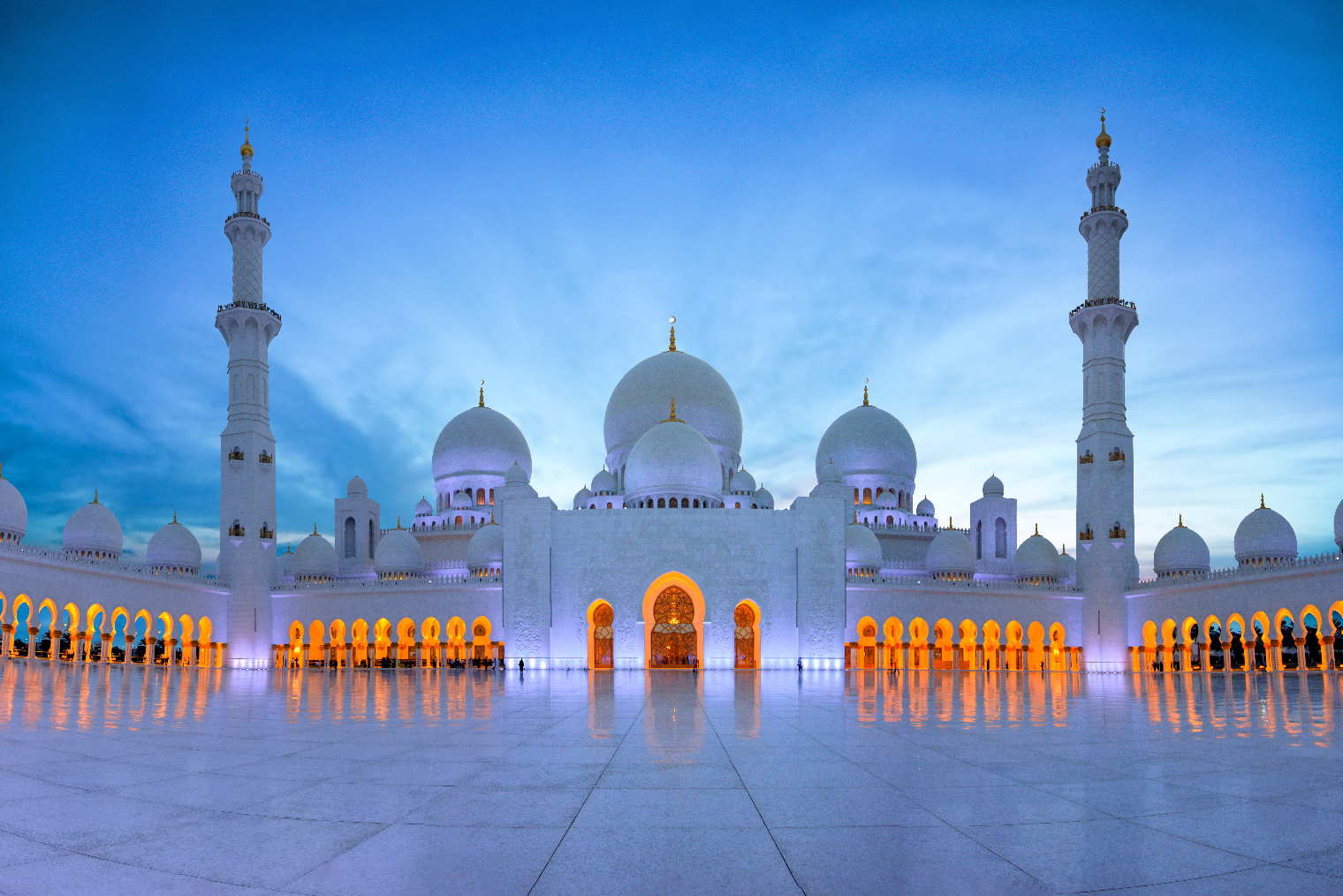 Пол в мечети шейха Зайда покрывает самый большой в мире ковер. Фото: MD Gomes / Shutterstock