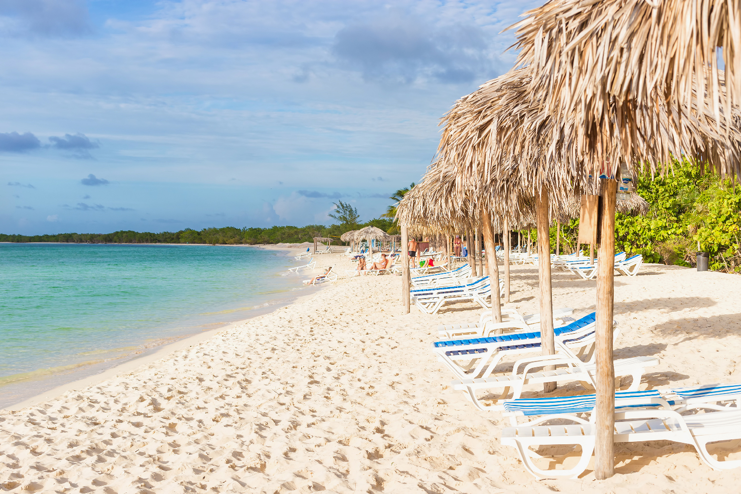 На пляжах Кайо-Коко есть все для туристов. Фото: Kamira / Shutterstock