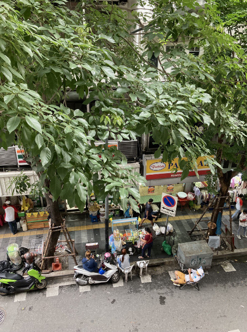 Бангкок удивляет расслабленностью: тайцы могут лечь отдохнуть прямо на дороге с несколькими полосами движения
