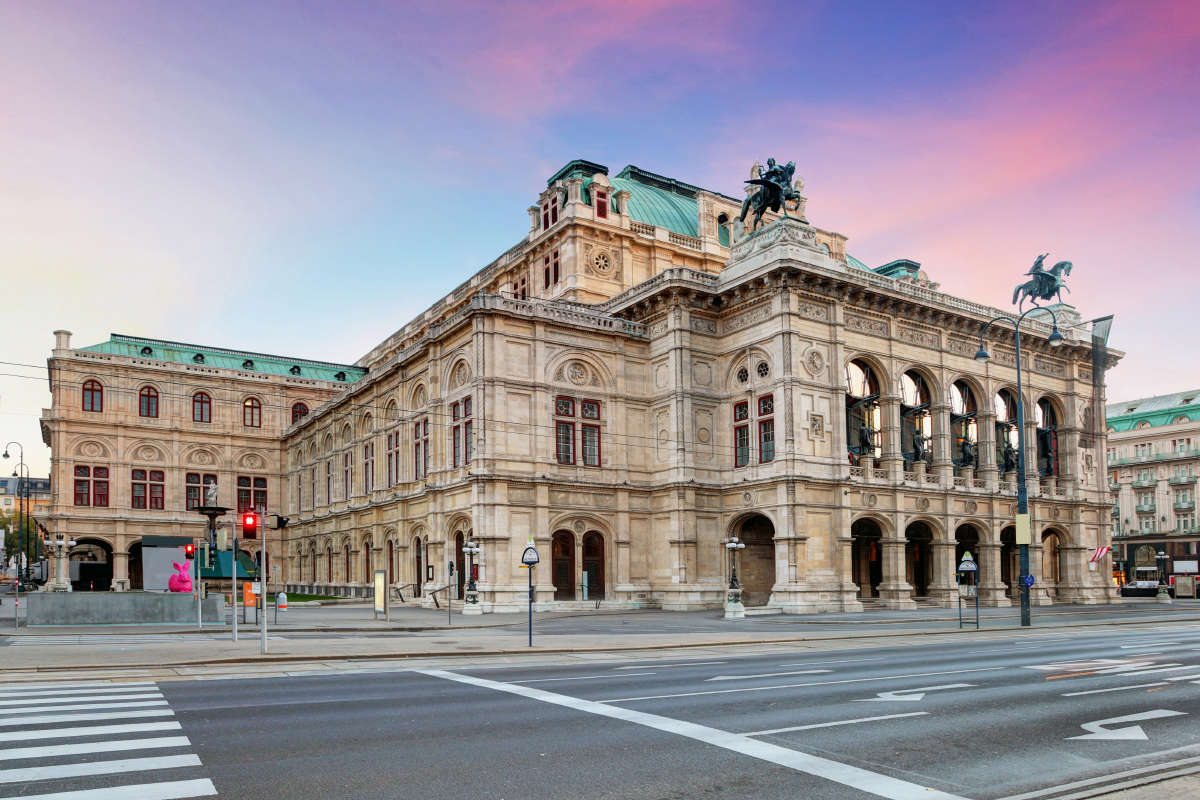 Исторический центр Вены, где расположено здание оперы, входит в список всемирного наследия Юнеско. Фотография: TTstudio / Shutterstock