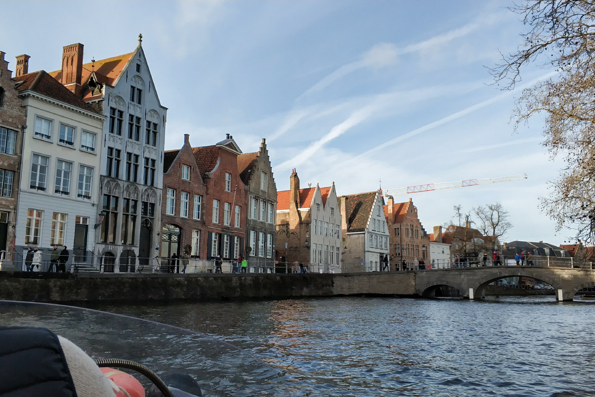 Домики на берегу канала кажутся игрушечными. За такую архитектуру и любят Бельгию и Нидерланды