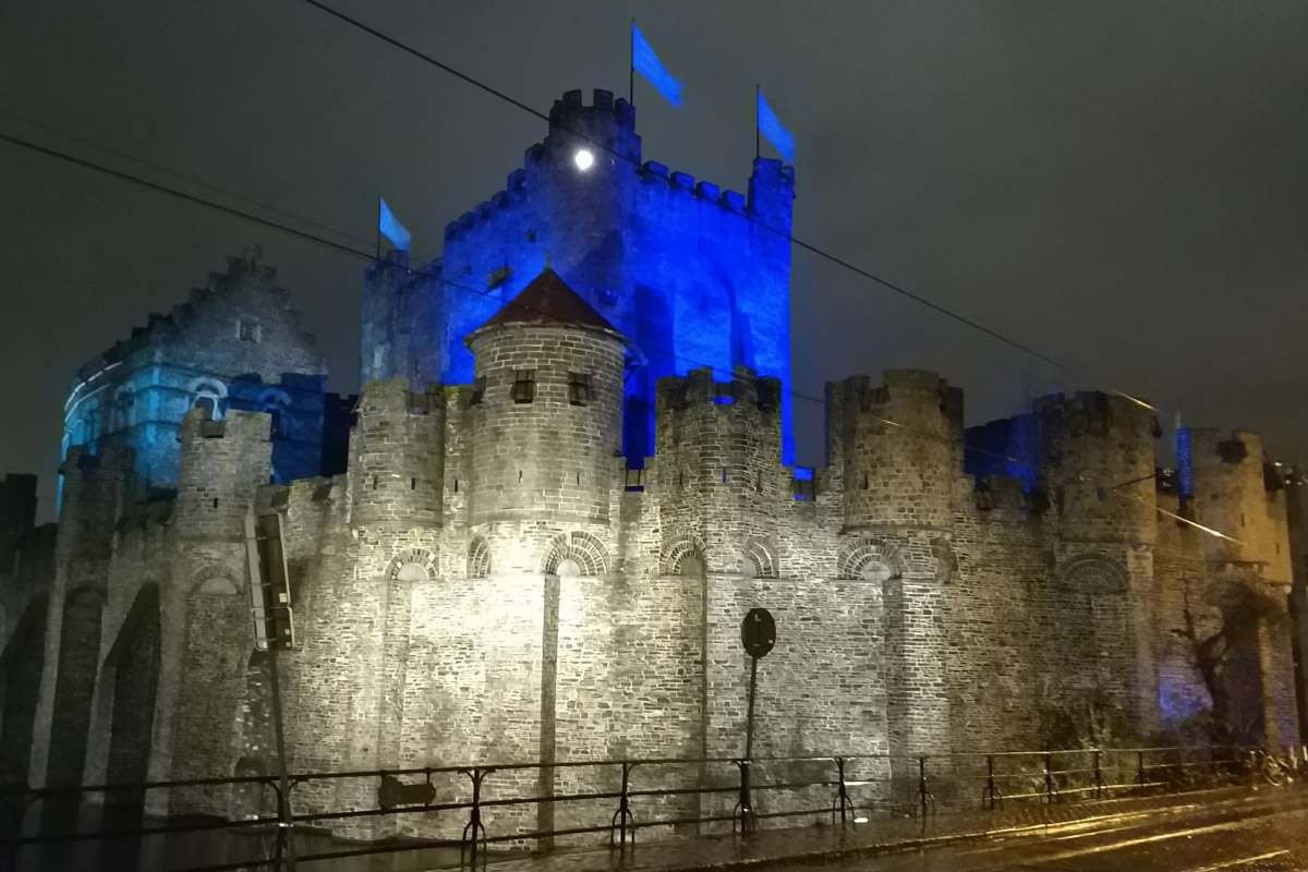 Замок Гравенстен при вечерней подсветке выглядит вполне современно