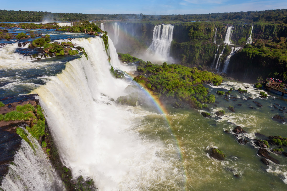 В парке «Игуасу» можно перейти границу с Бразилией, посмотреть на водопады еще и оттуда. Фотография: saiko3p / Shutterstock
