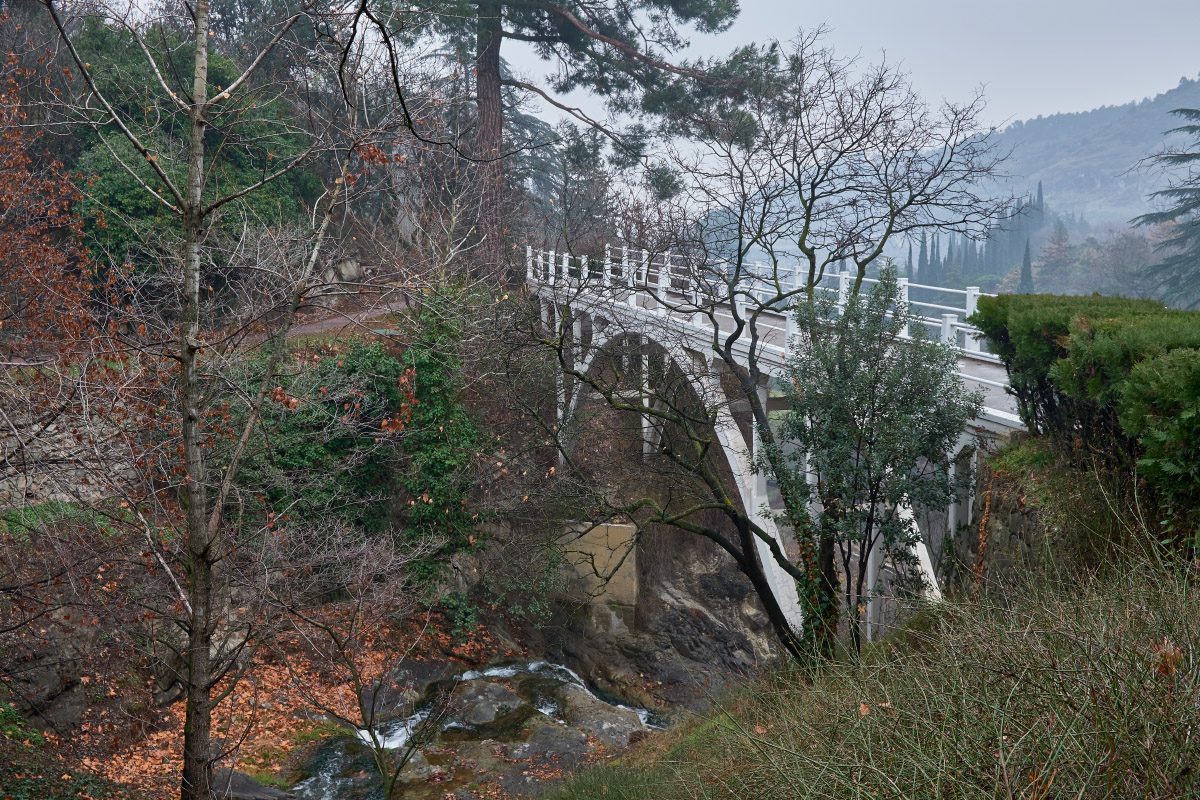 Мост в ботсаду помнит царицу Тамару. Фотография: Mikhail Iliushin / Shutterstock