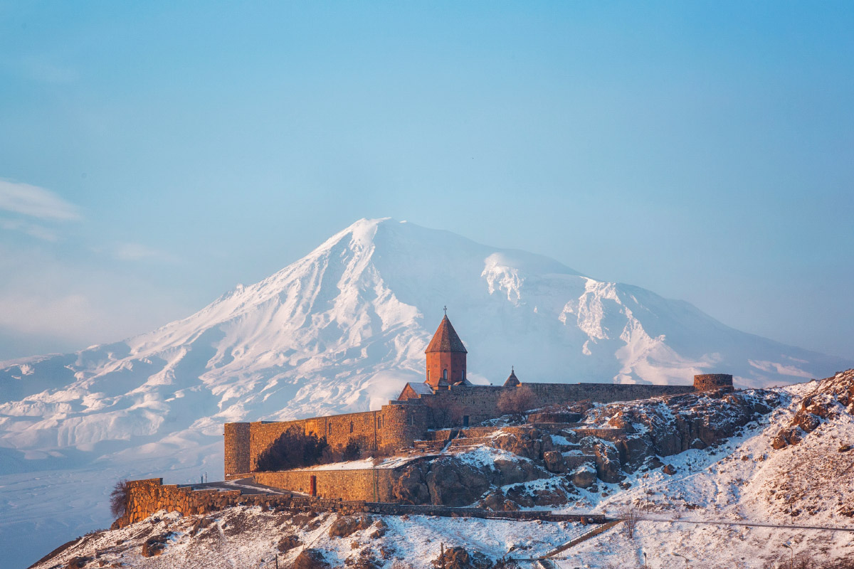 Шансы увидеть Арарат больше, если приезжать к Хор Вирапу утром. Фотография: Shchipkova Elena / Shutterstock