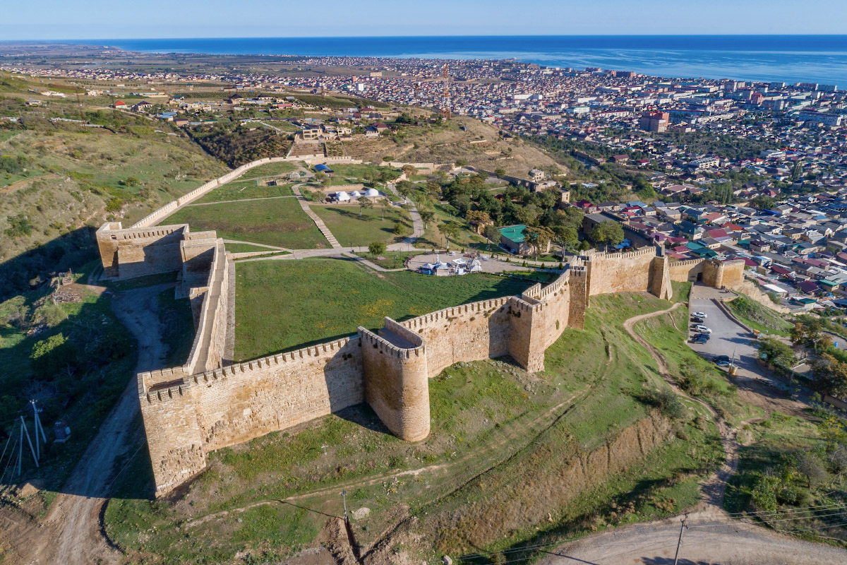 Раньше Нарын-Калу называли стеной Александра Македонского: по неподтвержденной легенде, это он построил крепость. Фотография: shushonok / Shutterstock