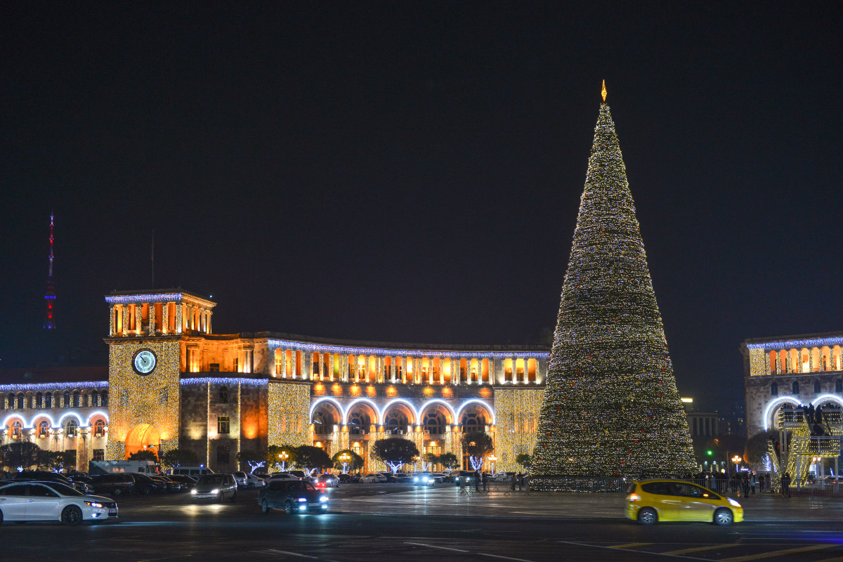 Особенно красиво здания на площади Республики выглядят при вечерней подсветке. Фотография: Vrezh Gyozalyan / Shutterstock