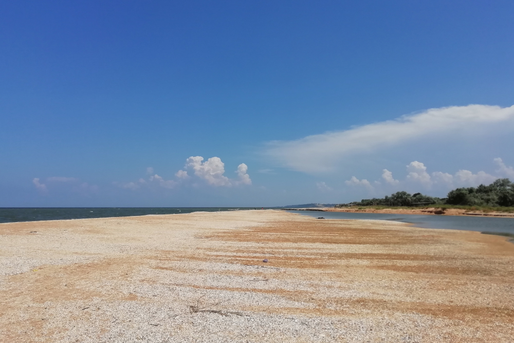 Пляжи в Голубицкой, Пересыпи и Кучугурах — это смесь песка и битых ракушек. Сначала идти по ним не очень приятно, но через десять минут привыкаешь. Зато смыть такой песок намного проще