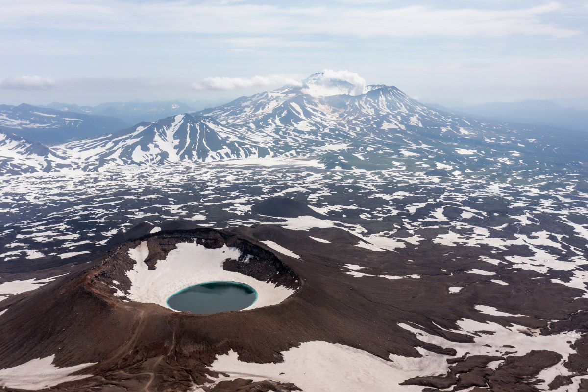На переднем плане — Горелый вулкан, вдали — Мутновский. Фотография: Ravil Sayfullin / Shutterstock