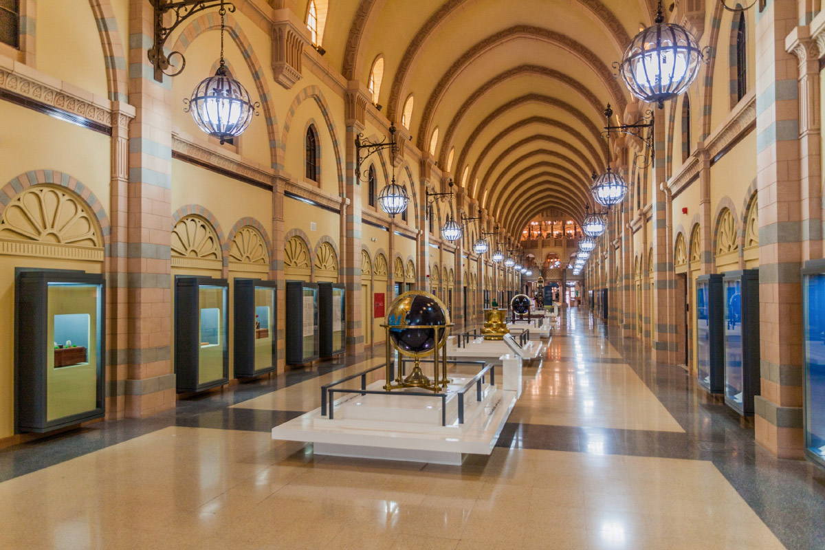 Само здание Музея исламской цивилизации роскошное, внутри центрального купола — мозаика со знаками зодиака. Фотография: Matyas Rehak / Shutterstock