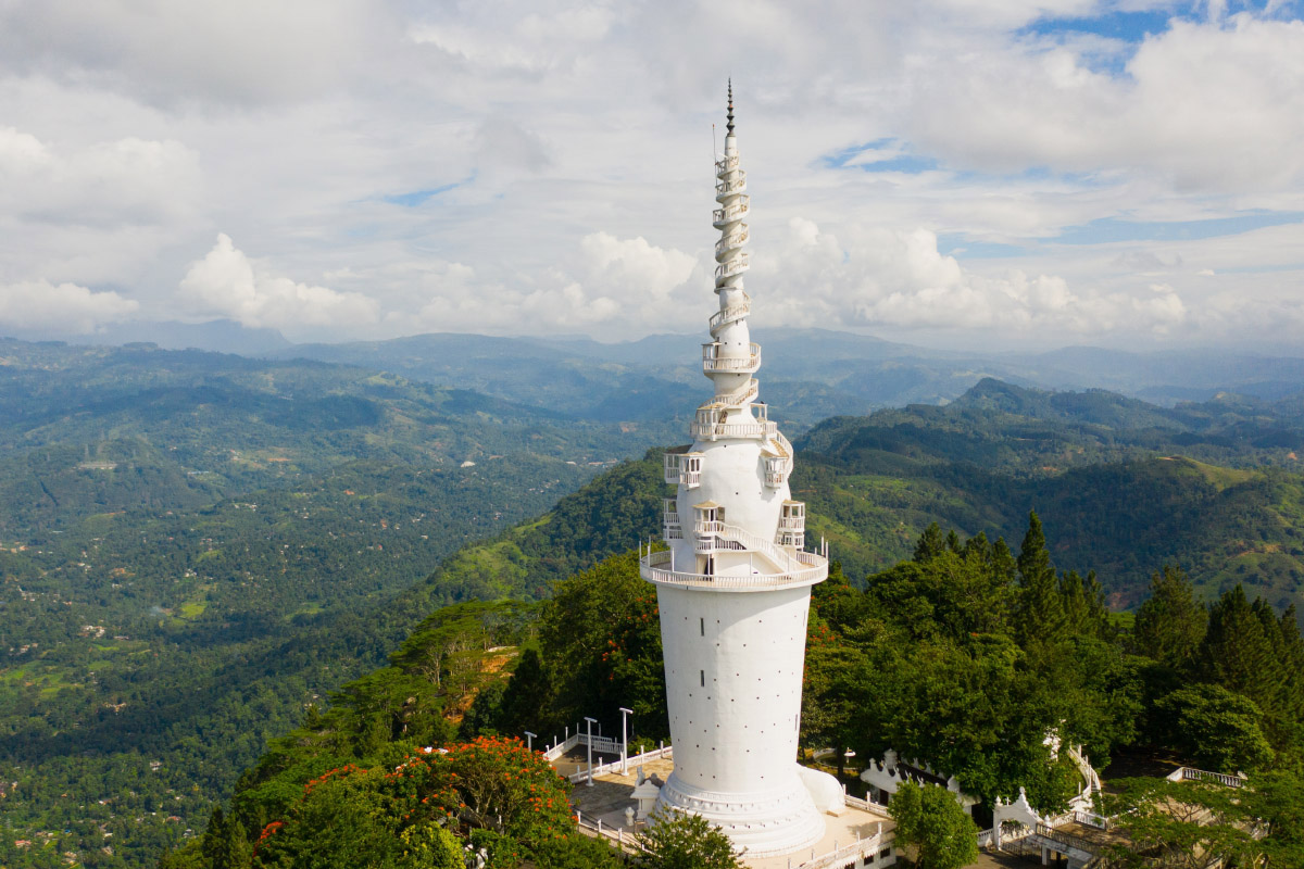 Амбулувава действительно выглядит как башня, а не храм. Фото: Alex Traveler / Shutterstock