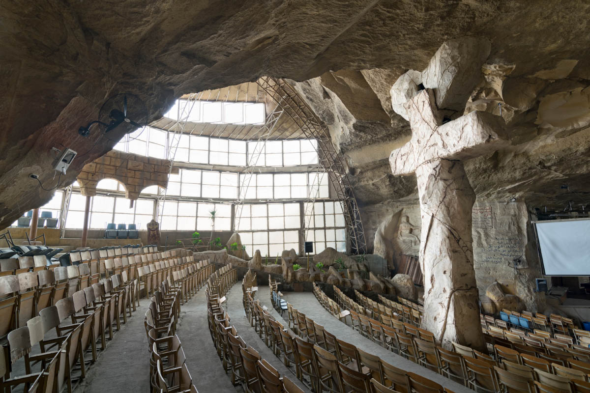На скалах храма вырезали сцены из библейских сюжетов. Фотография: Halit Sadik / Shutterstock / FOTODOM