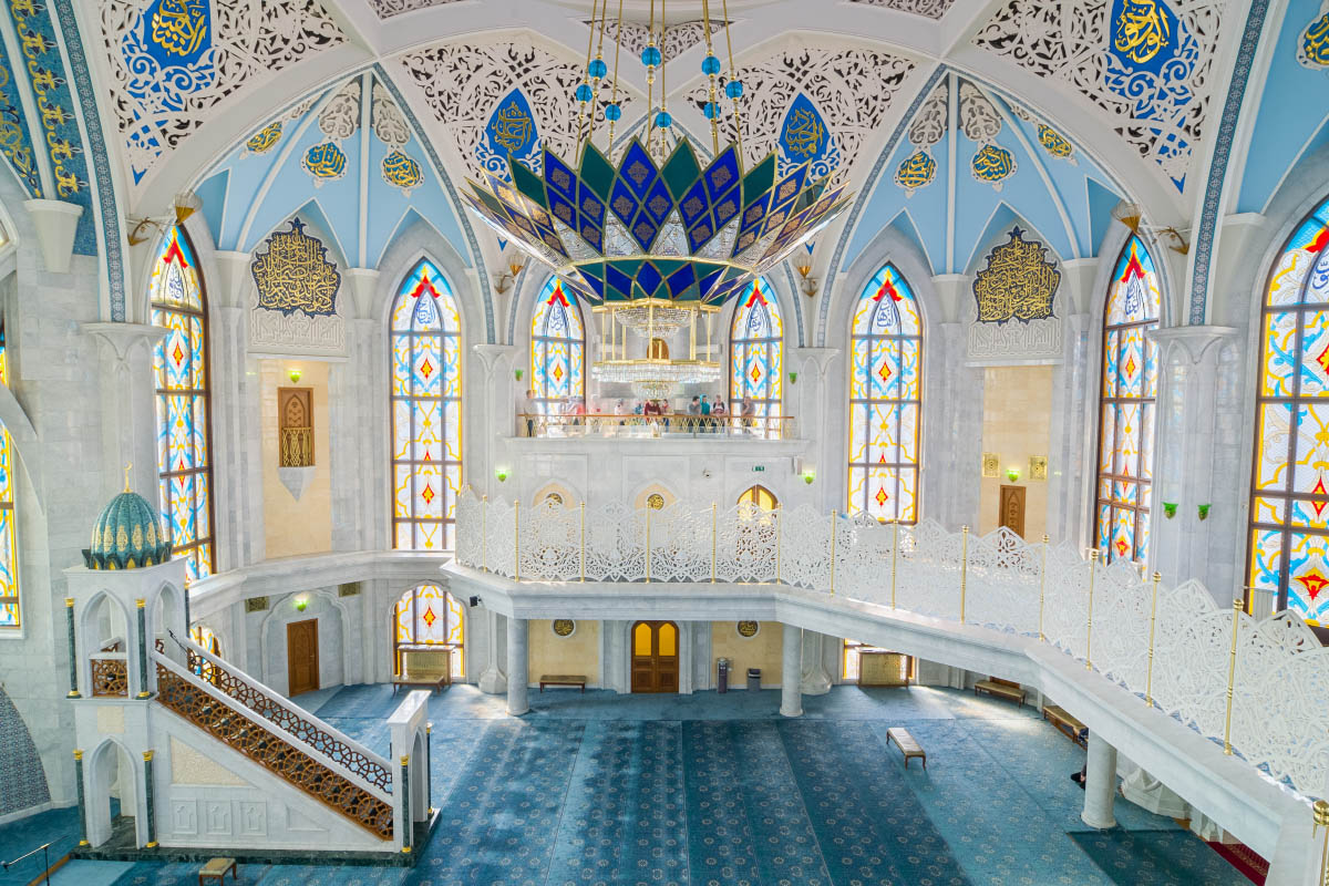 Полы мечети устилают персидские ковры из Ирана, помещение освещает цветная хрустальная люстра из Чехии. Фотография: Yury Dmitrienko / Shutterstock / FOTODOM