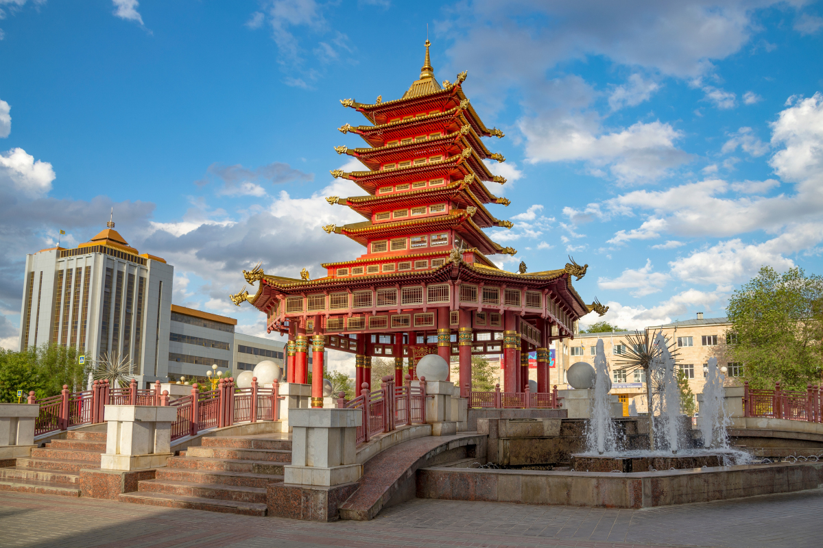 Пагода Семи Дней на центральной площади символизирует цикличность жизни. Фотография: shushonok / Shutterstock / FOTODOM