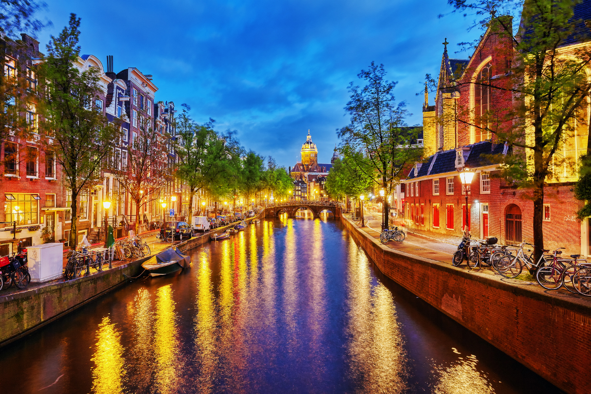 В системе каналов Амстердама четыре основных водоема. Первый появился в 15 веке, остальные прорыли в 17 столетии. Фотография: V_E / Shutterstock / FOTODOM