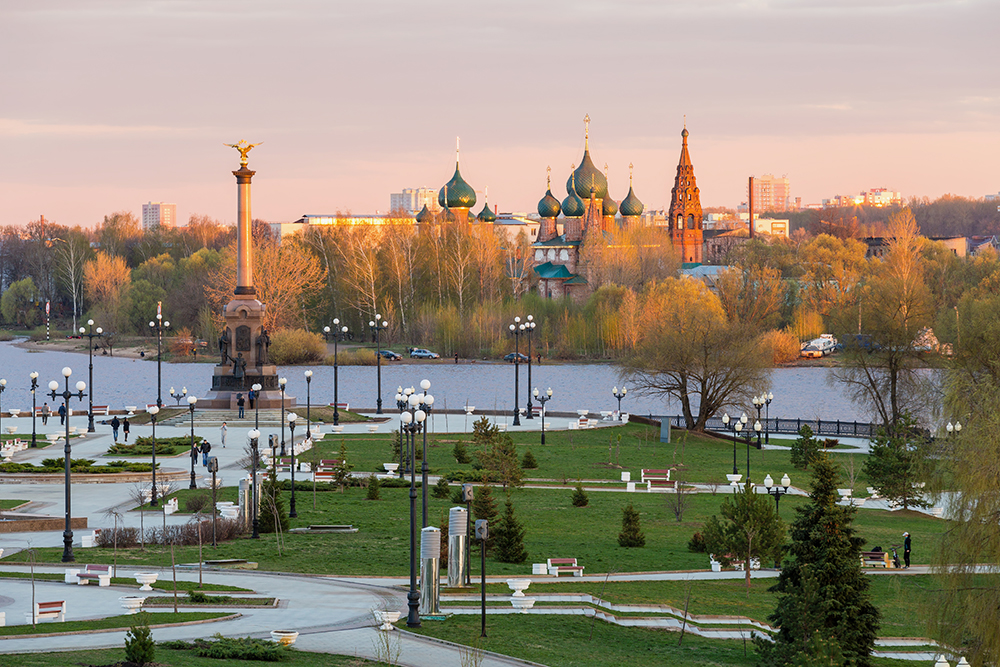 Стрелка — популярное место для прогулок в Ярославле. Фотография: Ilya BIM Beskhlebny / Shutterstock