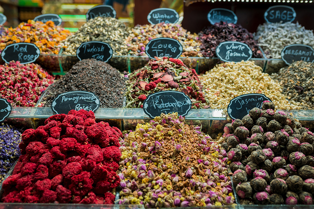 На рынках сложно пройти мимо местных деликатесов. Фотография: Tgordievskaya / iStock