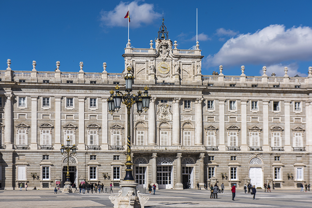 Королевский дворец в Мадриде — один из немногих, открытых для публики в монархических странах. Фотография: Mauro Repossini / iStock