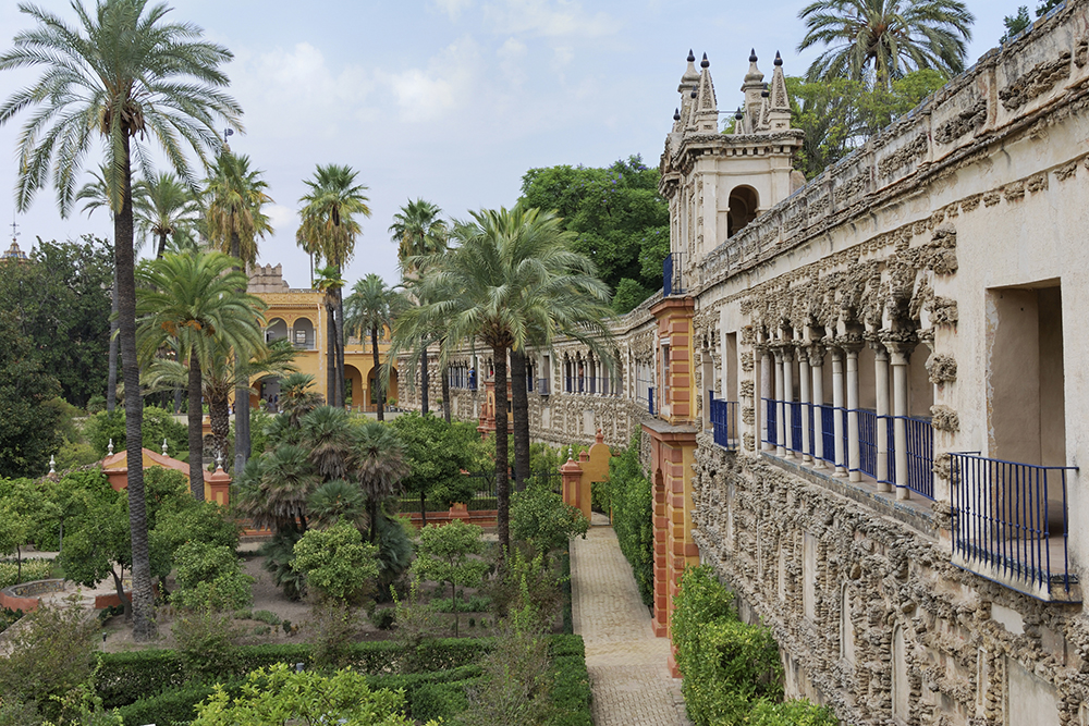 Алькасарами называют дворцы, которые строили в Испании во времена правления арабов в 8⁠—⁠14 веках. Фотография: nicolethonon / iStock