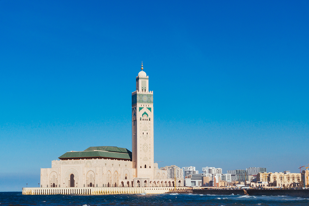 Набережная начинается от мечети Хасана Второго. Фотография: ShutterDivision / Shutterstock