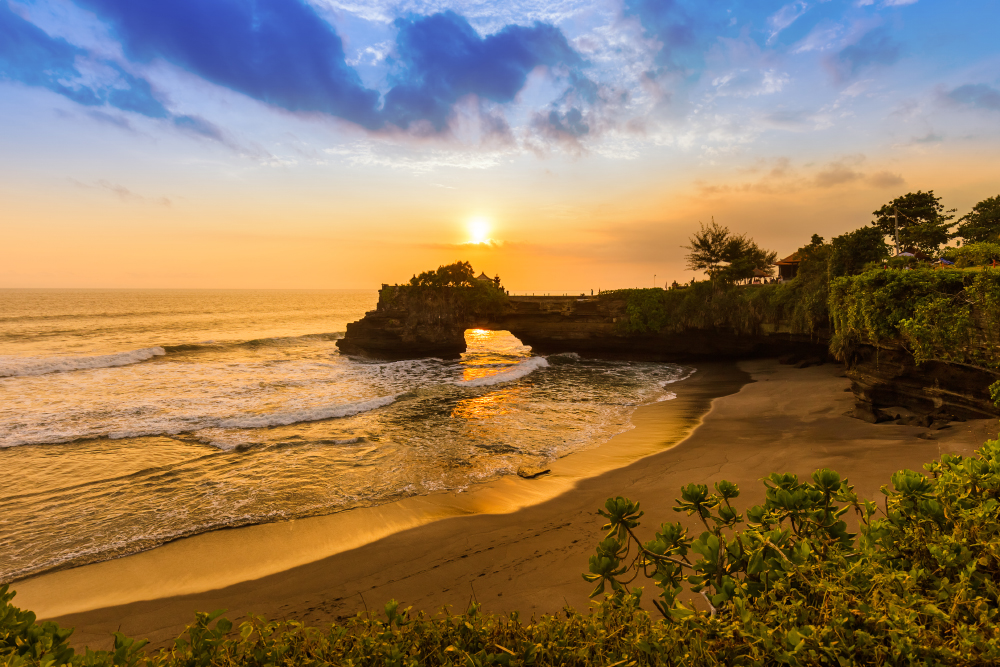 Бали славится своими закатами. Путешественники любят наблюдать за ними с берега океана. Источник: Tatiana Popova / Shutterstock
