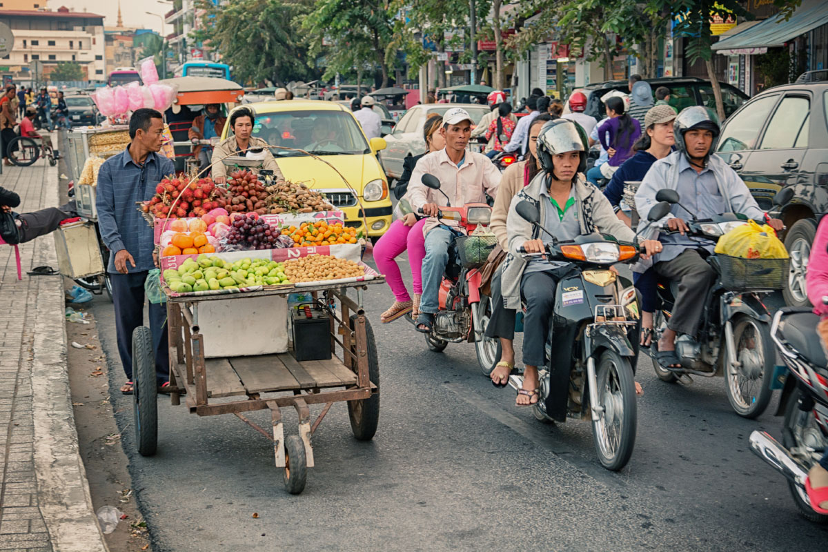 На улицах Пномпеня интенсивное движение. Фотография: pzAxe / Shutterstock