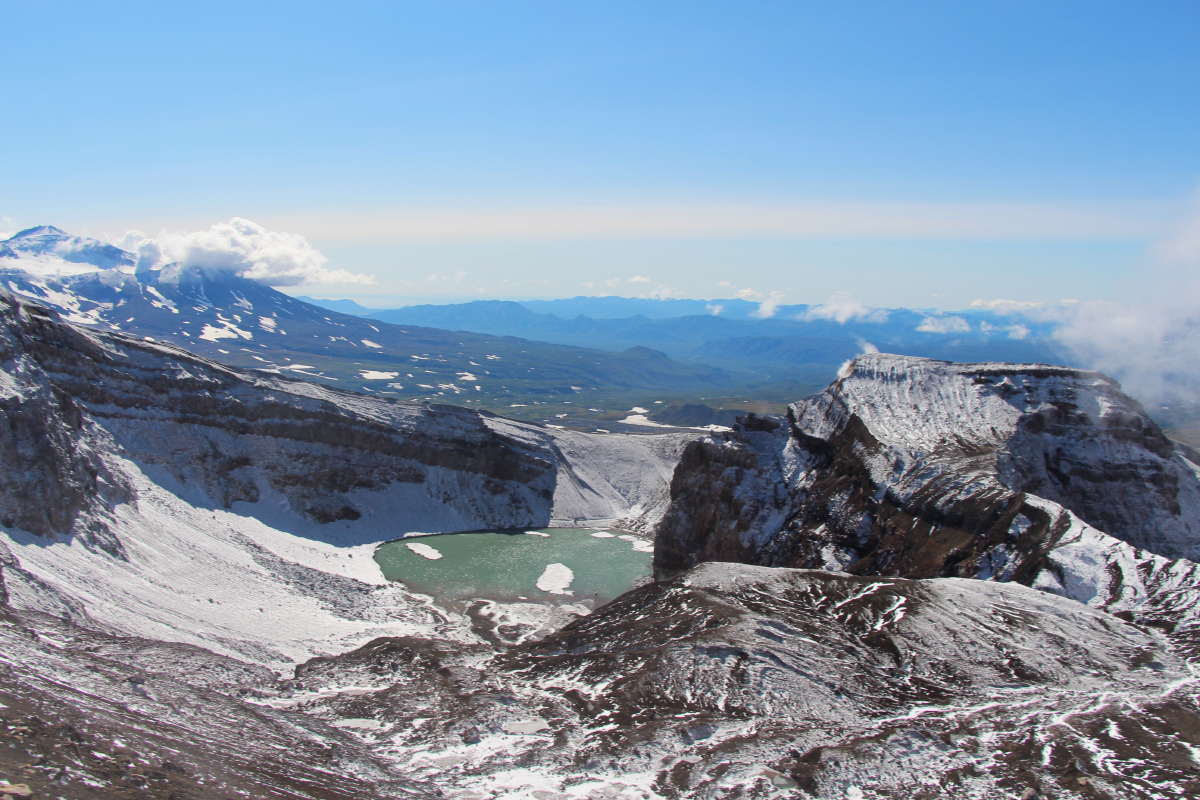 Вулкан Горелый с озером в кратере. Фотография: Bayhu19 / Shutterstock