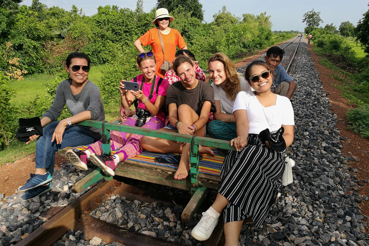 Туристы на бамбуковом поезде в Баттамбанге. Фотография: Apik / Shutterstock