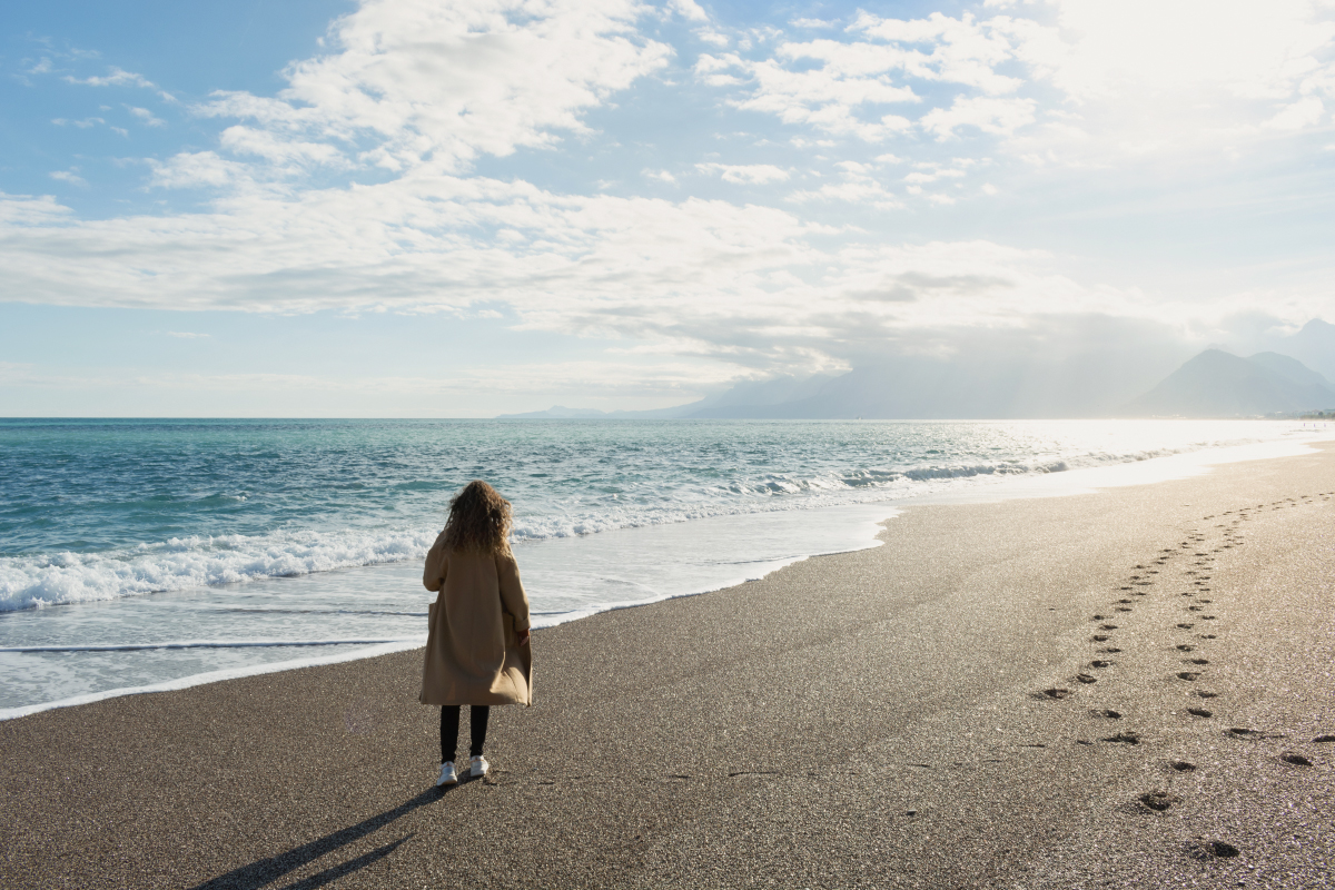 Зимой бродить по берегу моря тоже здорово. Фотография: Den Tramper / Shutterstock