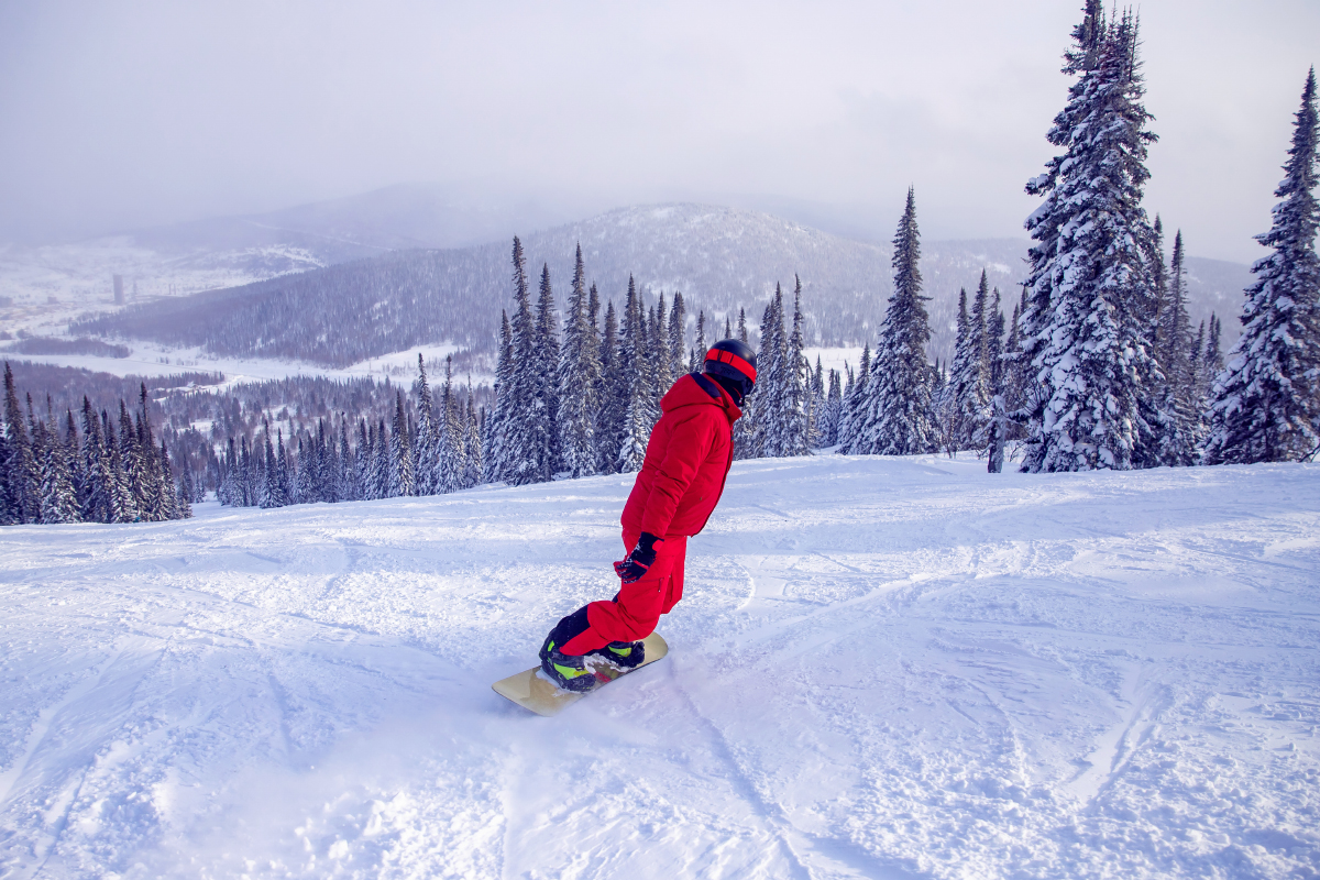 Для сноубордистов на курорте много удобных трасс. Фотография: Parilov / Shutterstock