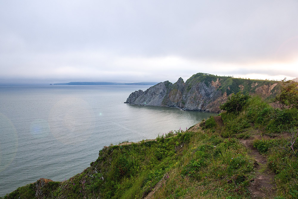 Вид на побережье Охотского моря и мыс Нюкля