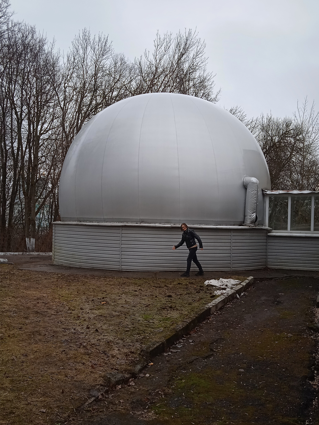 Изображаю робота Вертера у купола обсерватории