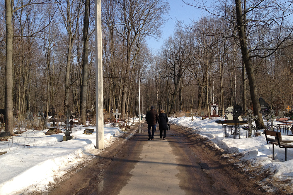 Смоленское православное кладбище для островитян — обычный парк. Рядом еще два кладбища — армянское и лютеранское. Но там обычно не гуляют