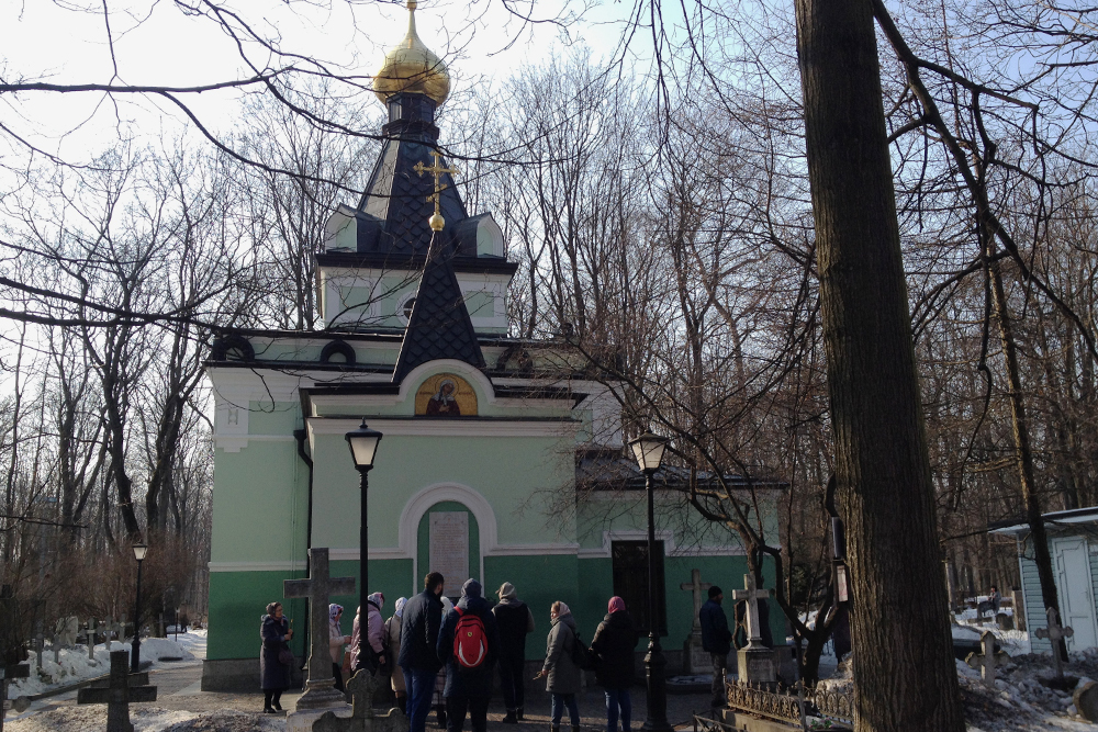 Часовня блаженной Ксении Петербургской на Смоленском кладбище. Сюда приезжают со всей России