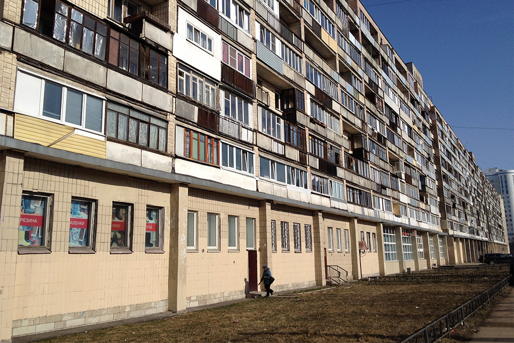 А это бывшее общежитие Балтийского завода. От него девять минут до метро «Приморская». В этом здании находится один из четырех МФЦ района