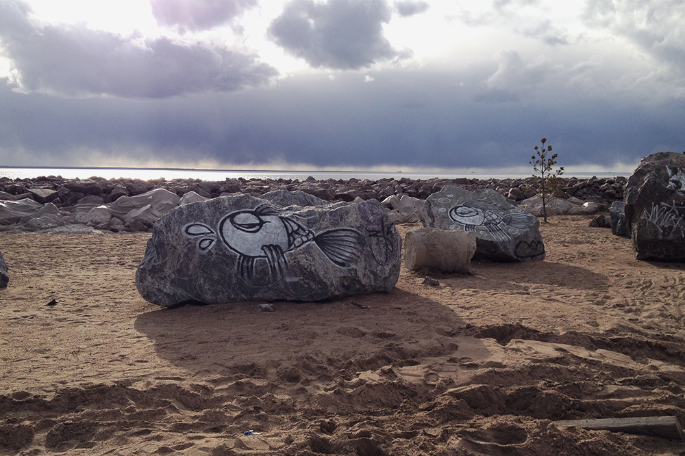 Вот так сейчас выглядит Финский залив. На камнях — народное творчество. Я дошла сюда первый раз за много лет, когда собирала материал для этой статьи