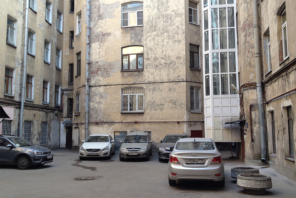 Это типичный для Петербурга двор⁠-⁠колодец на улице Камской. Здесь страшновато даже днем, не то что ночью